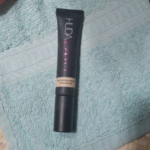 Huda beauty overachiever concealer